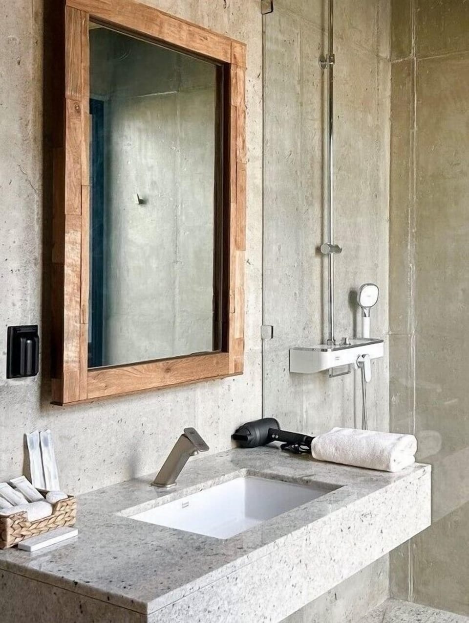 Shower, hair dryer, bidet, towels