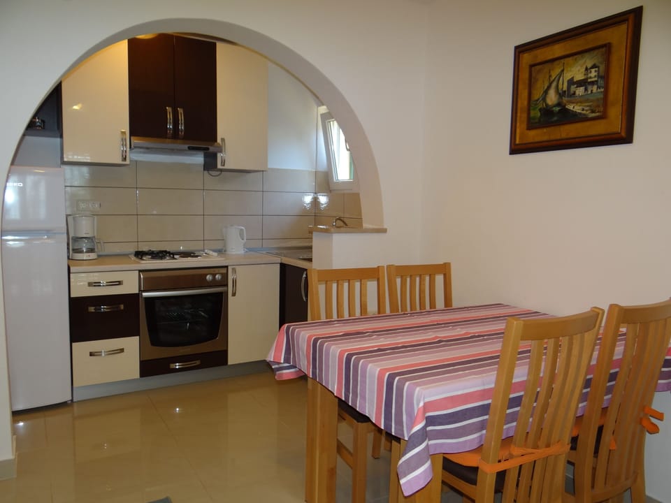 Apartment, 2 Bedrooms, Smoking, Patio | Dining