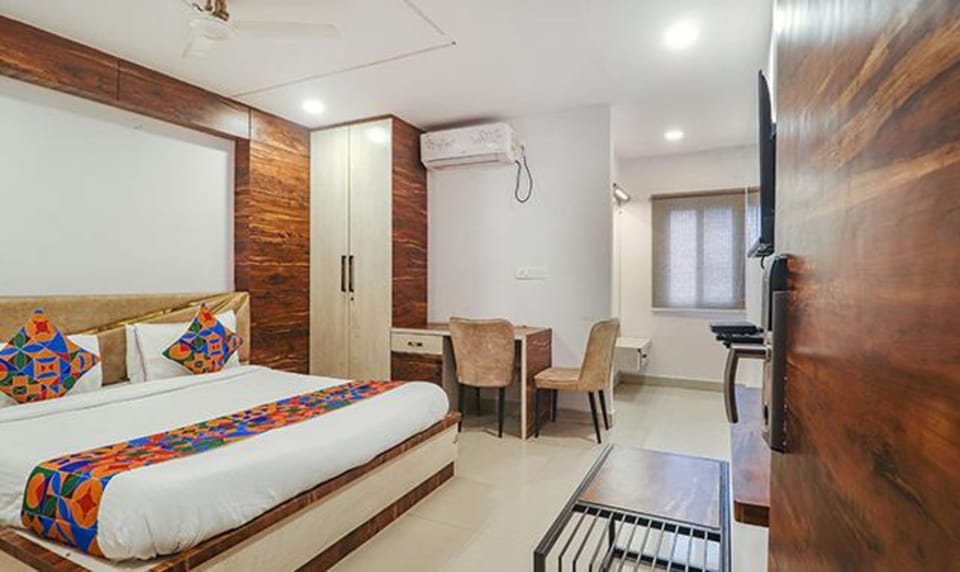 Egyptian cotton sheets, premium bedding, in-room safe, free WiFi