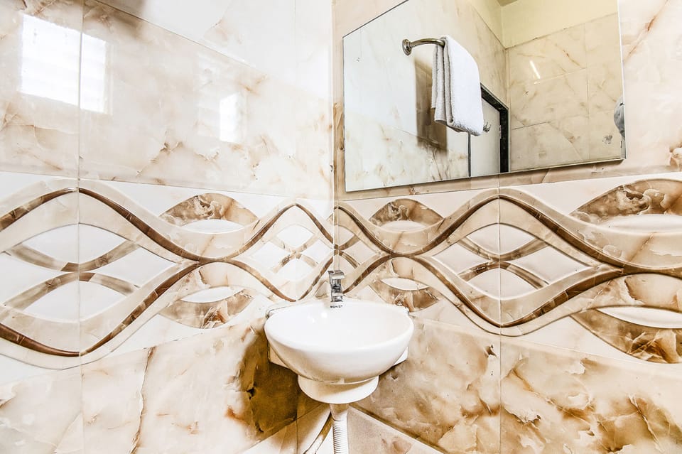 Shower, rainfall showerhead, free toiletries, towels