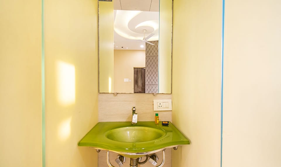 Shower, rainfall showerhead, free toiletries, towels