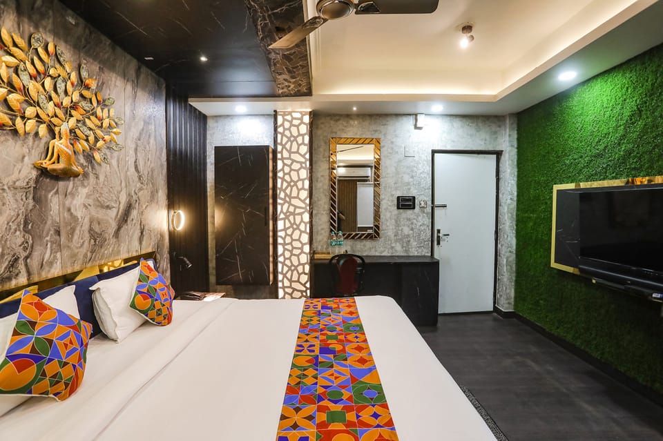 Egyptian cotton sheets, premium bedding, in-room safe, WiFi (free)