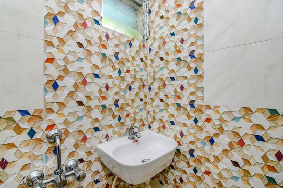 Shower, rainfall showerhead, free toiletries, towels
