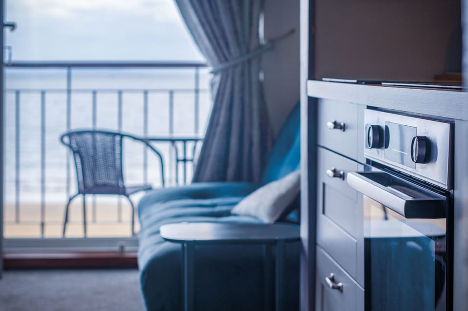 Full-size fridge, microwave, oven, stovetop