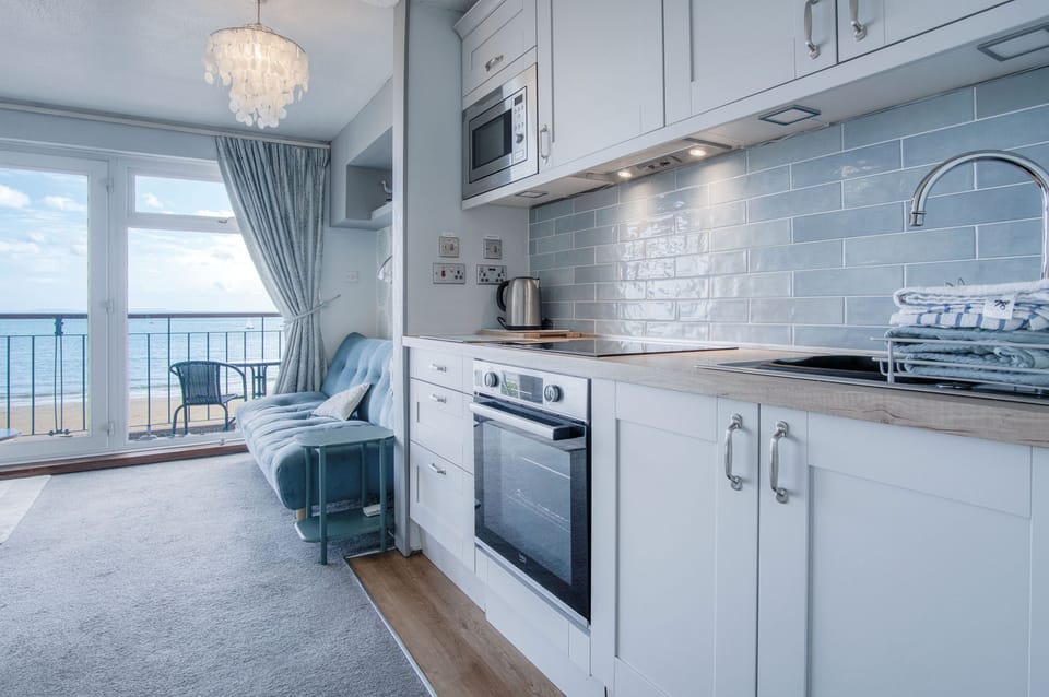 Full-size fridge, microwave, oven, stovetop