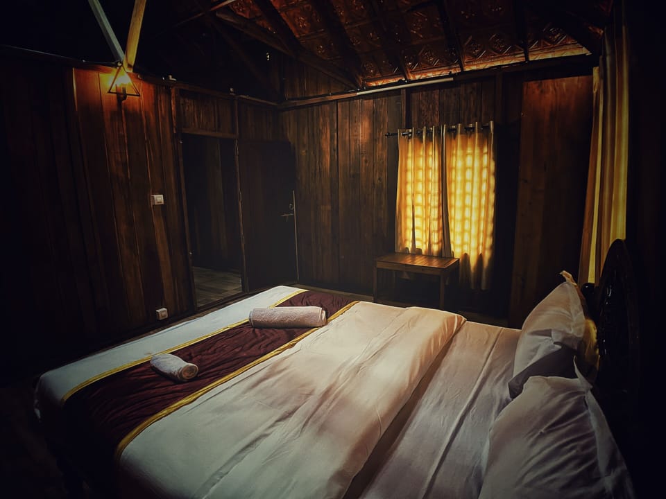 Royal Chalet | Pillowtop beds, desk, free WiFi, bed sheets
