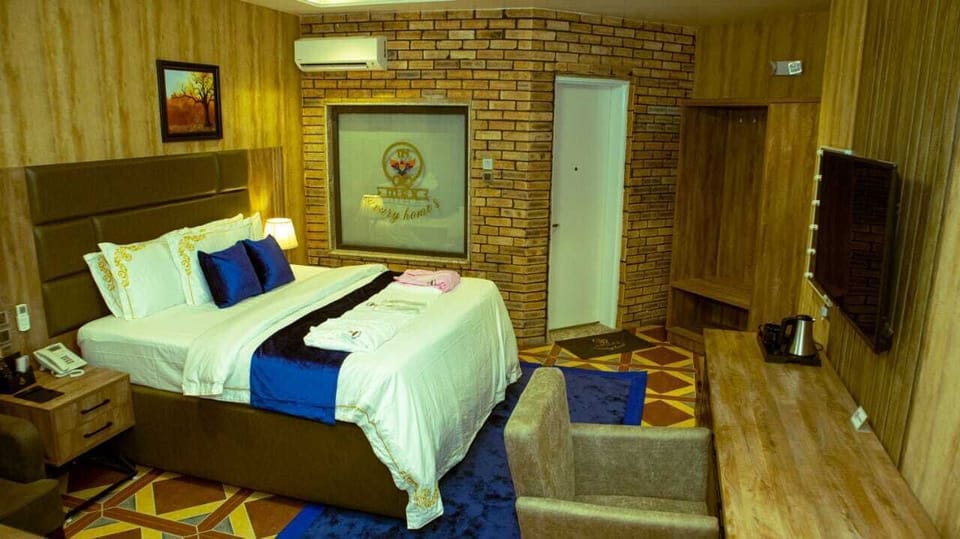 Executive Apartment | Desk, iron/ironing board, free WiFi