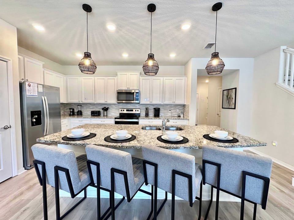 House, Multiple Beds, Pool Access, Pool View | Private kitchen | Fridge, microwave, oven, stovetop