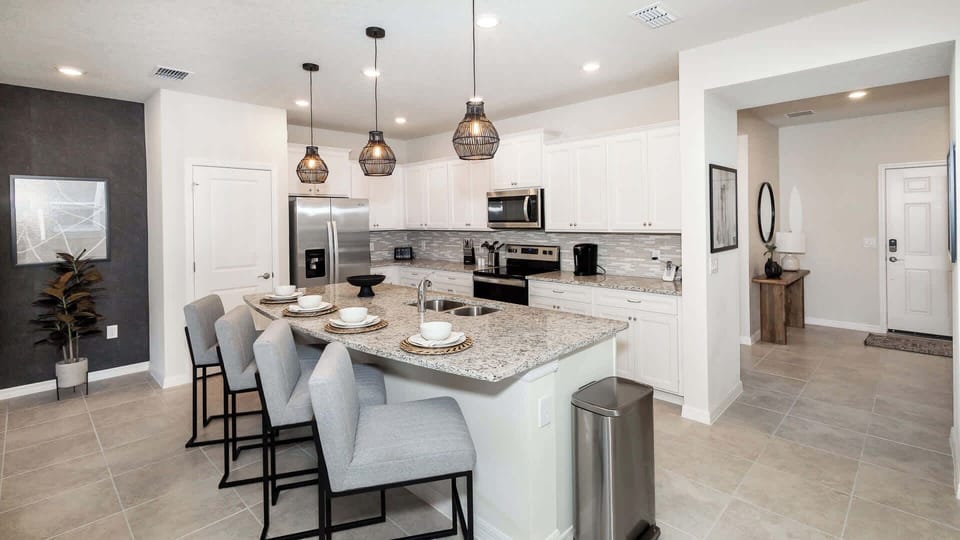 House, Multiple Beds, Pool Access, Pool View | Private kitchen | Fridge, microwave, oven, stovetop