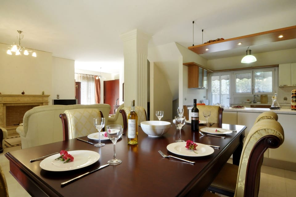 Comfort Apartment | Living area | 40-inch LCD TV with cable channels, fireplace