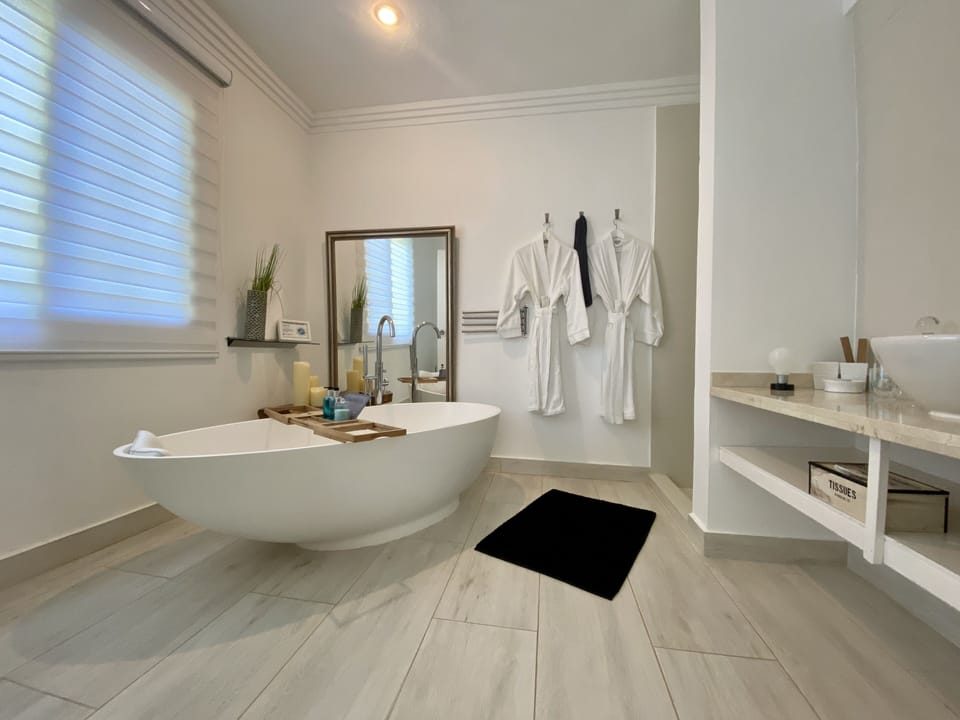 Deluxe Double Room | Bathroom | Hair dryer, bathrobes, slippers, towels