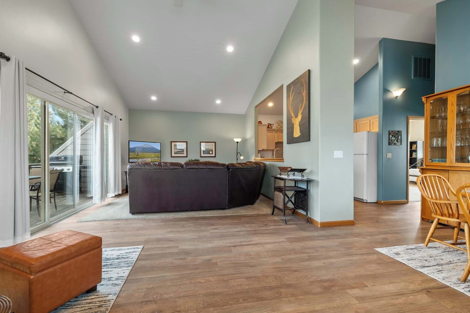 Townhome, Multiple Beds, Balcony, Garden View (Taft at Old Mill) | Living area | 42-inch flat-screen TV with digital channels, TV, fireplace