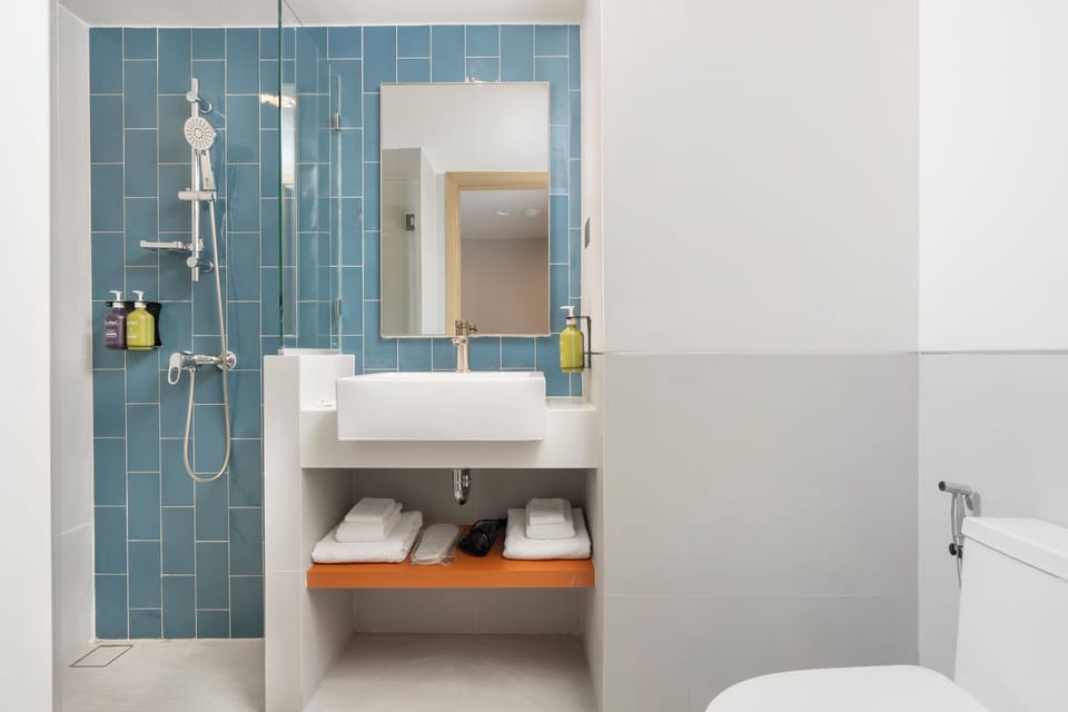 Shower, hydromassage showerhead, free toiletries, hair dryer