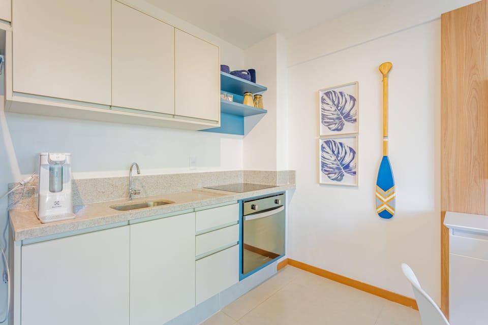 Traditional Apartment | Private kitchen | Fridge, oven, cookware/dishes/utensils