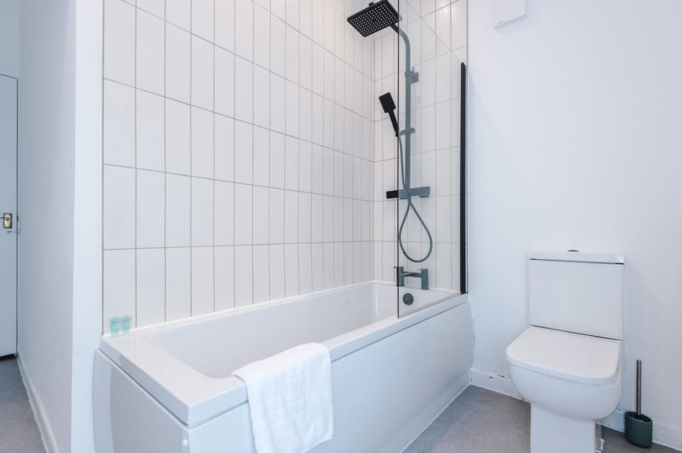 Newly Renovated home-Manchester House in Salford