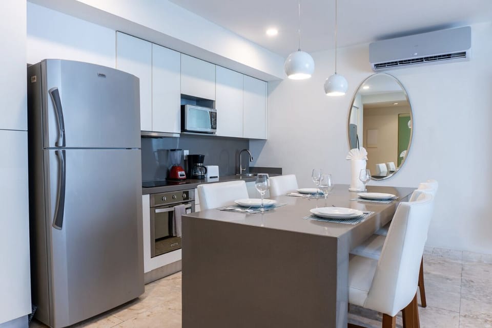 Deluxe Apartment | Private kitchen | Full-size fridge, microwave, blender, cookware/dishes/utensils