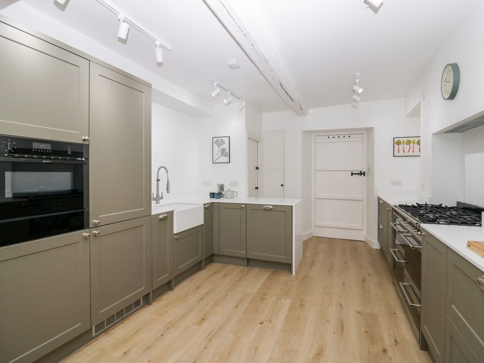 Cottage | Private kitchen | Fridge, dishwasher, electric kettle, toaster