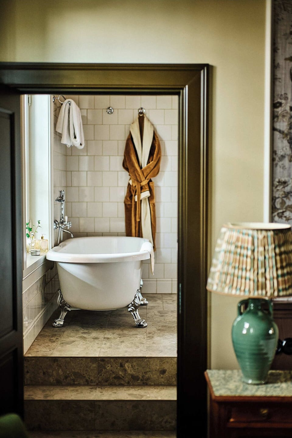 Junior Studio Suite | Bathroom | Separate tub and shower, eco-friendly toiletries, hair dryer, slippers