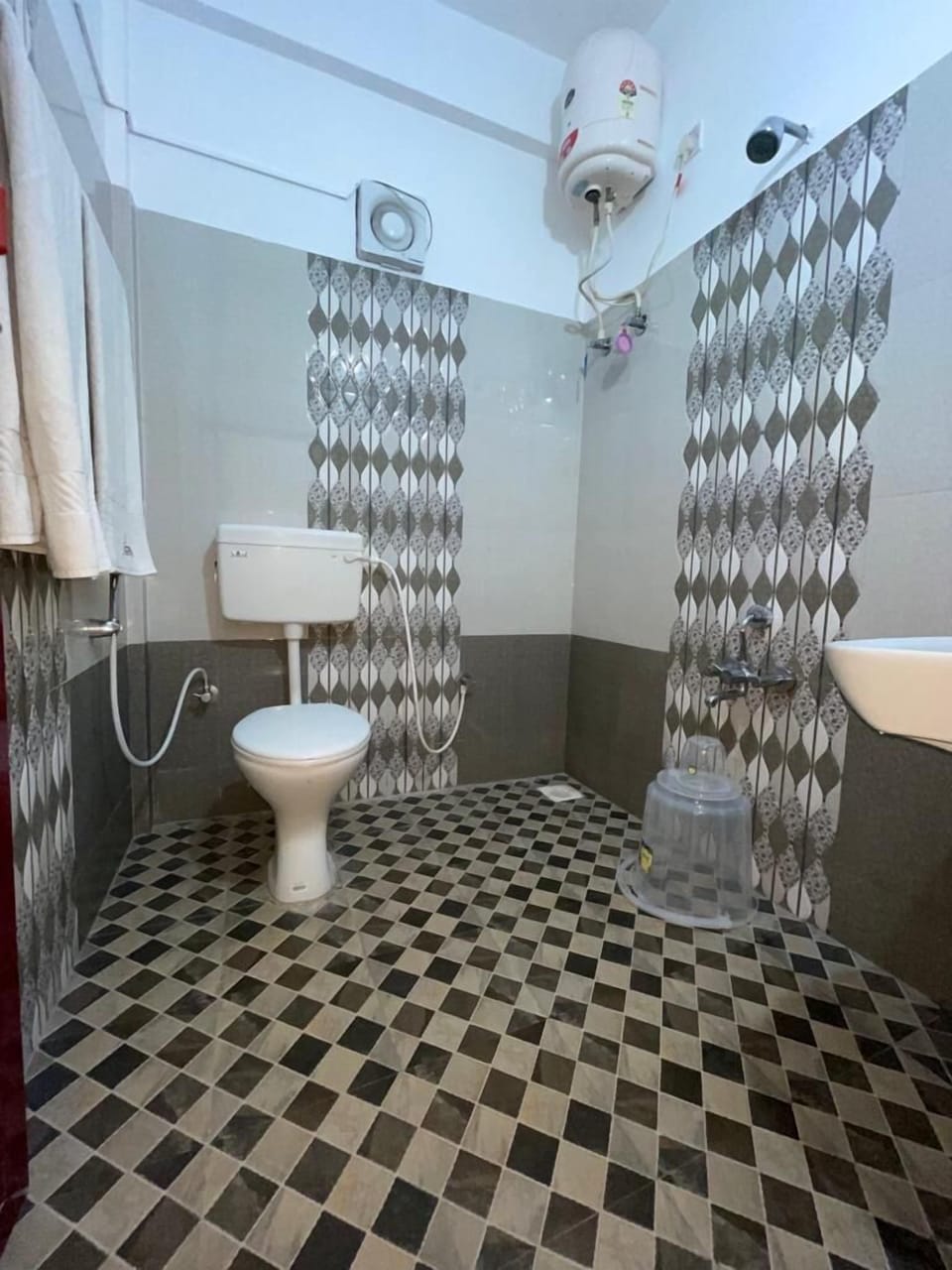 Deluxe Room | Bathroom | Shower, rainfall showerhead, designer toiletries, bathrobes