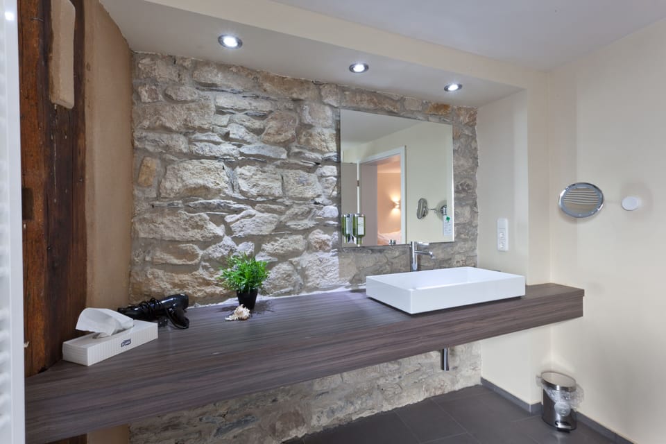 Superior Double Room | Bathroom | Free toiletries, hair dryer, slippers, towels