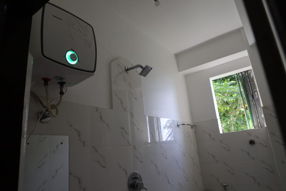 Bathtub, soap, shampoo, toilet paper