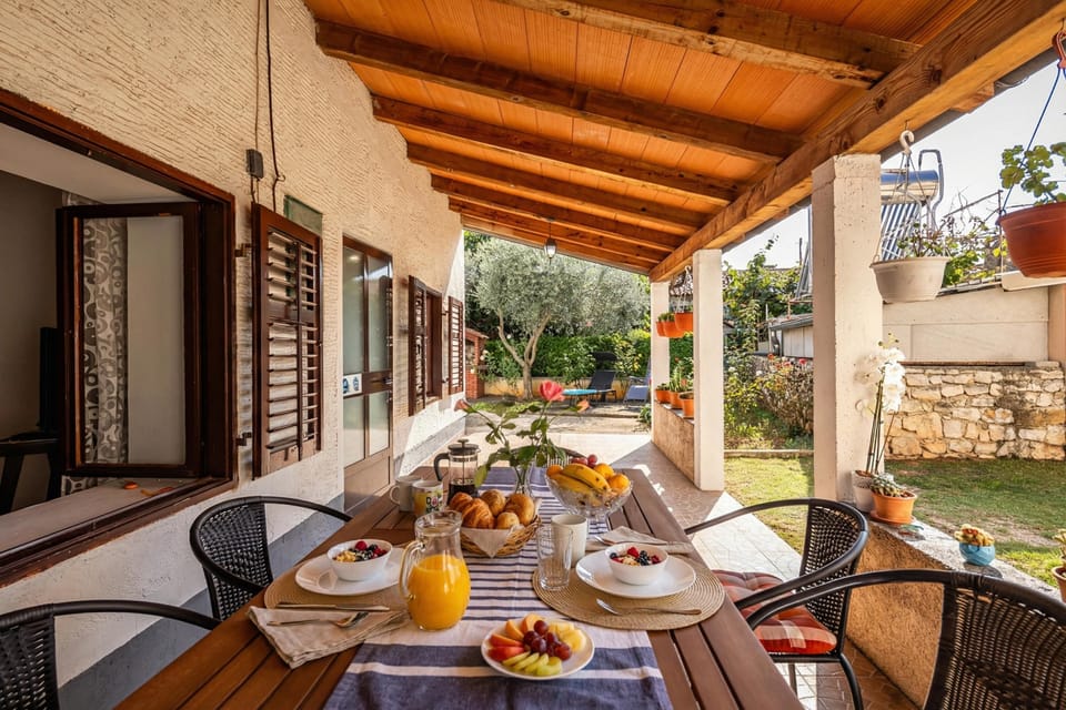 Family House, 2 Bedrooms, Microwave (Lovely House Luiza) | Outdoor dining