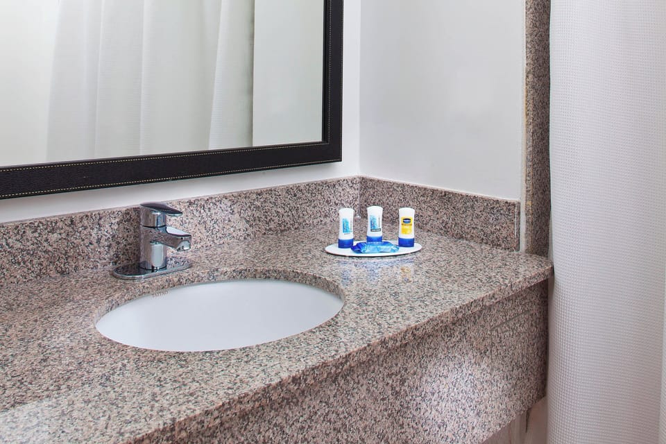 Combined shower/tub, hair dryer, towels