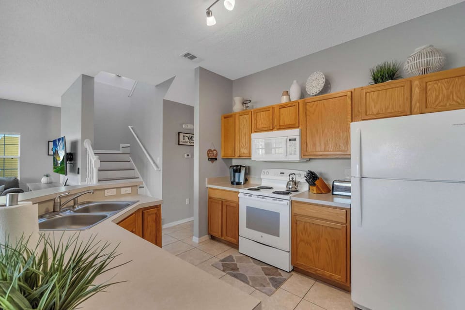 Townhome, Multiple Beds, Pool Access, Pool View (Magic Sunset Villa) | Private kitchen | Fridge, microwave, oven, stovetop