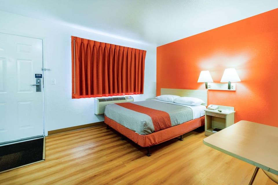 WiFi (free), bed sheets