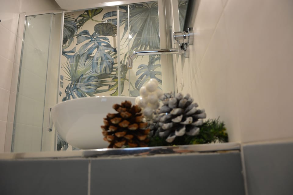 Comfort Triple Room | Bathroom | Shower, rainfall showerhead, hair dryer, towels