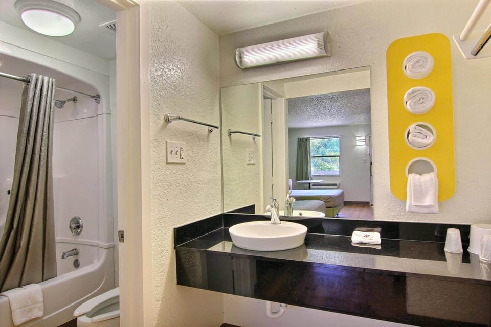 Combined shower/tub, towels
