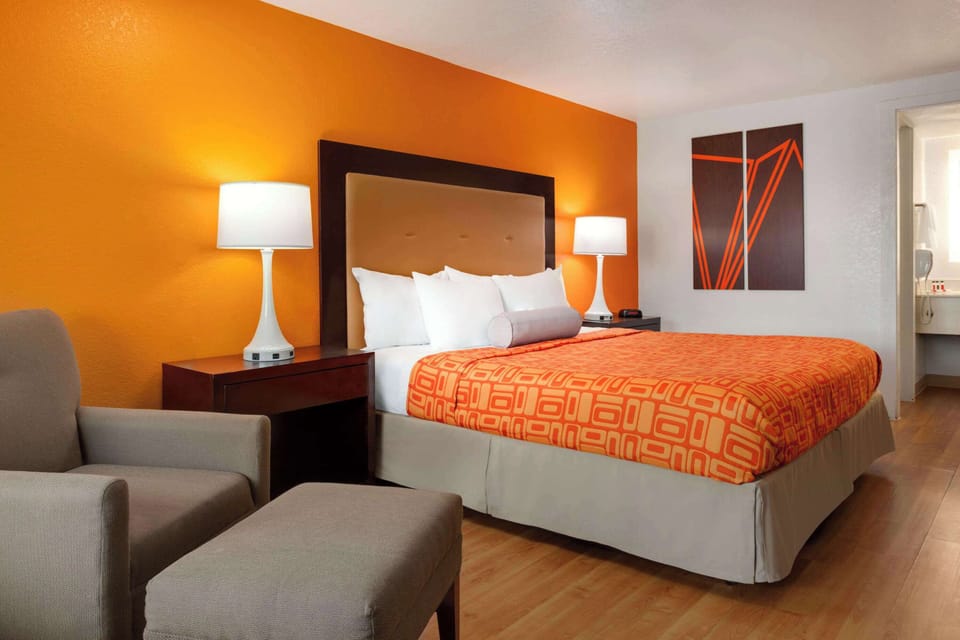 Room, 1 King Bed, Non Smoking | Desk, free WiFi, bed sheets