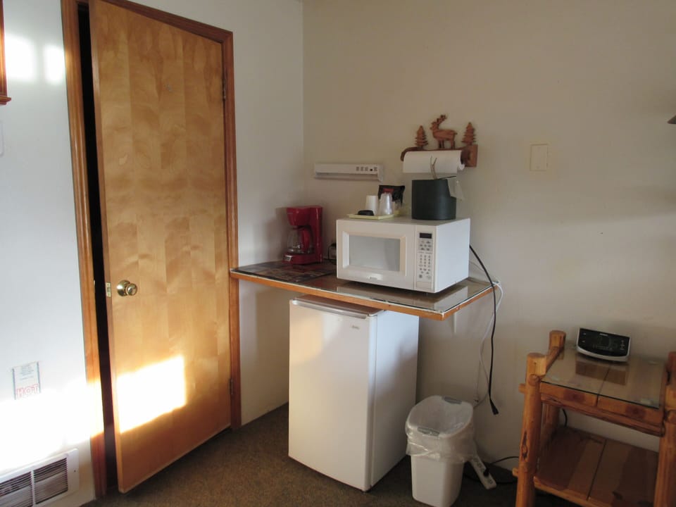 Basic Single Room | Bathroom | Combined shower/tub, hair dryer, towels, soap