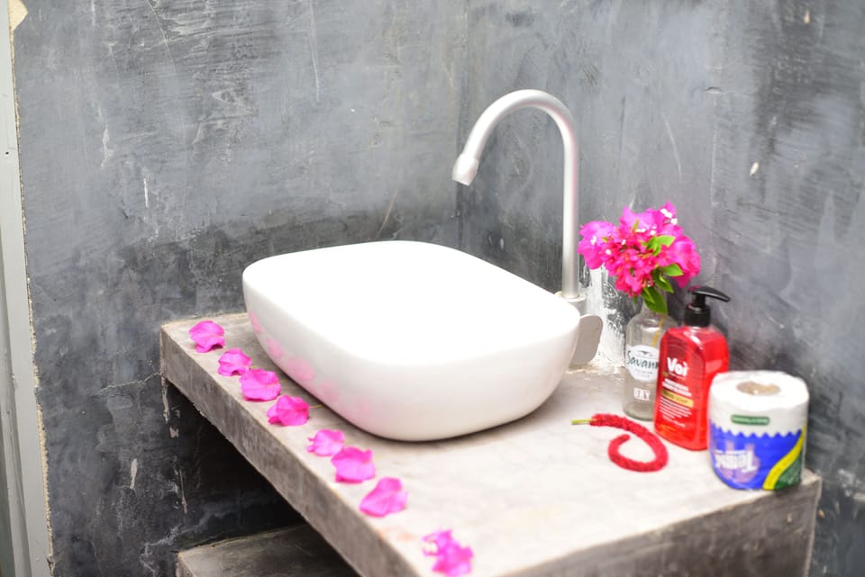 Economy Bungalow | Bathroom | Shower, towels, soap, toilet paper