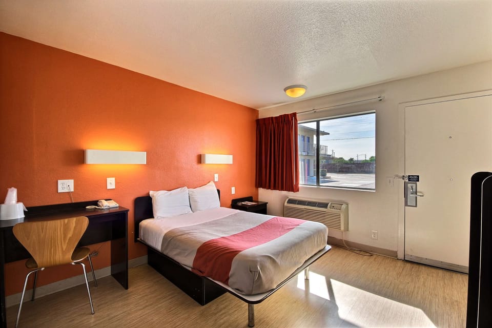 Standard Room, 1 Queen Bed, Non Smoking | WiFi (free), bed sheets