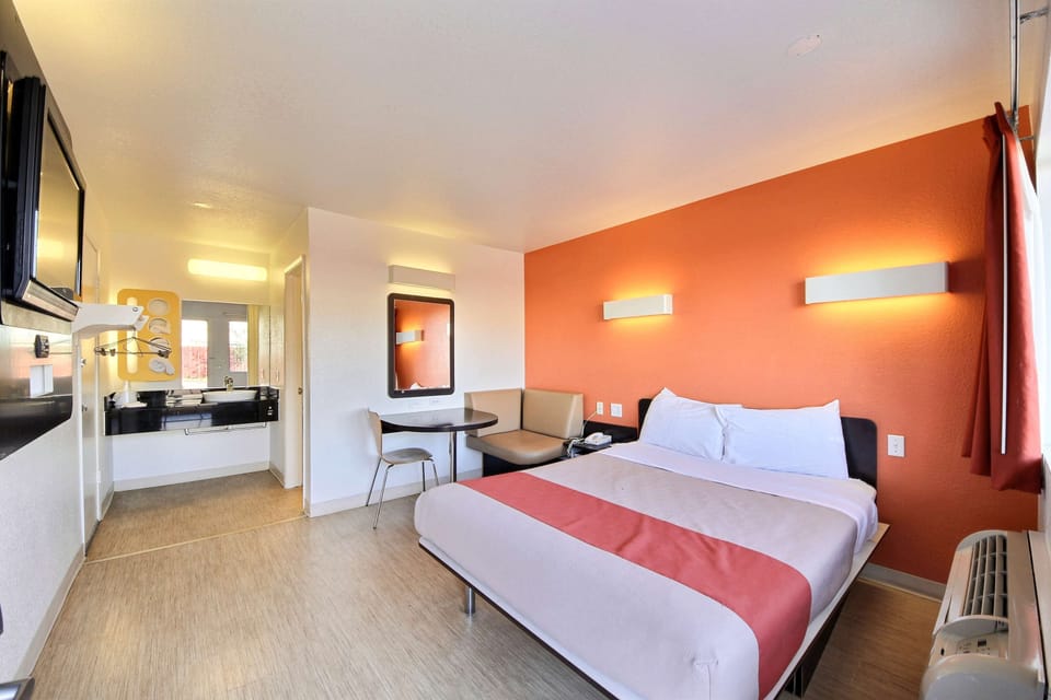 Standard Room, 1 Queen Bed, Non Smoking | WiFi (free), bed sheets