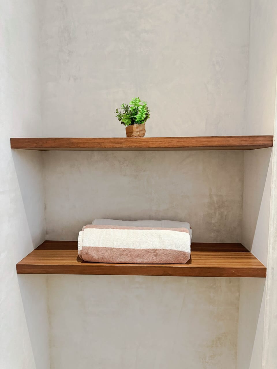 Deluxe Apartment | Bathroom | Shower, rainfall showerhead, towels, soap