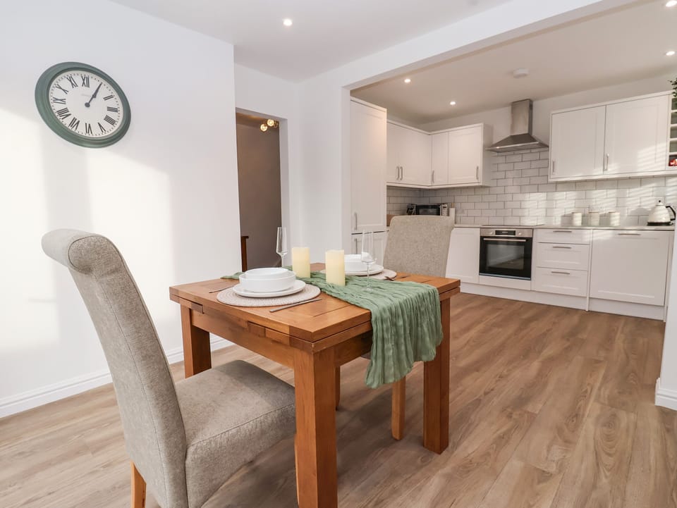 Cottage | Dining