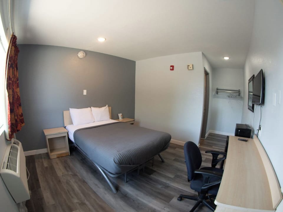 Queen Bed | Desk, free WiFi, bed sheets