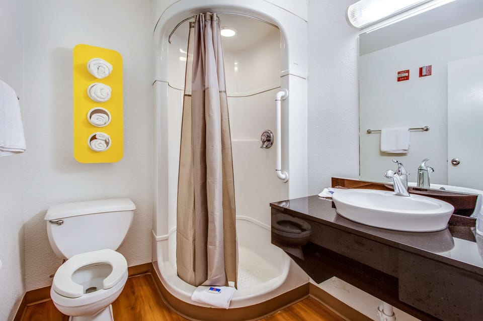 Combined shower/tub, towels