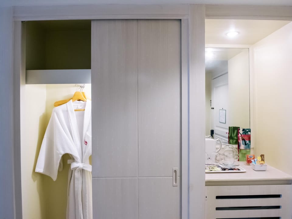 Studio | Bathroom | Free toiletries, hair dryer