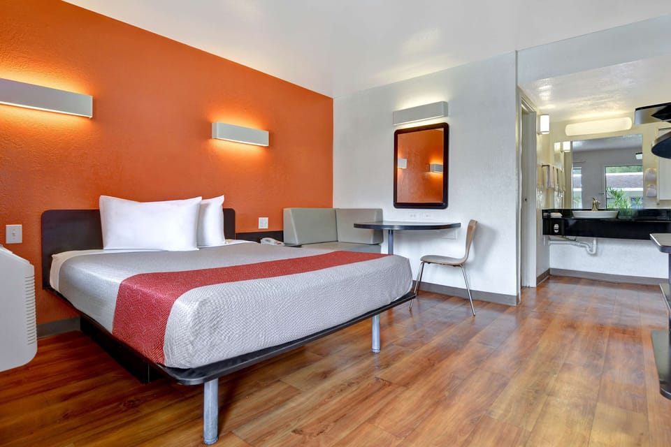 WiFi, bed sheets