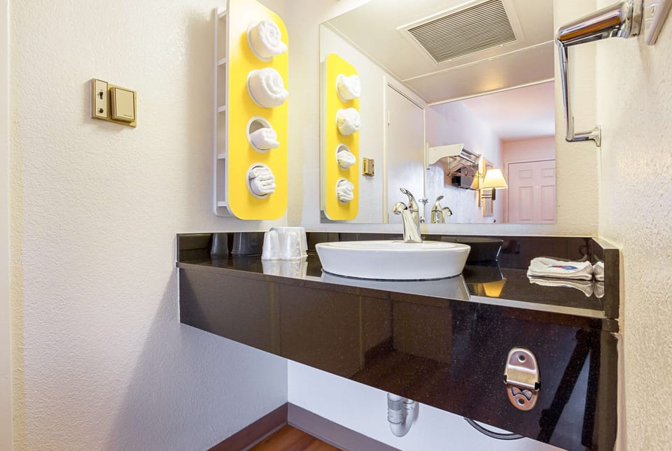Combined shower/tub, towels