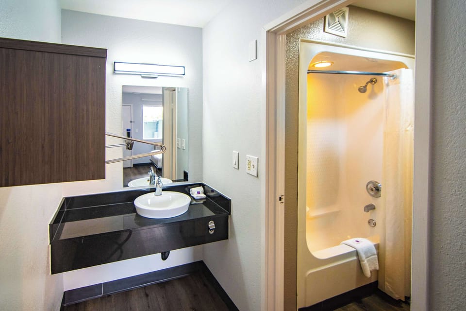 Combined shower/tub, towels, soap