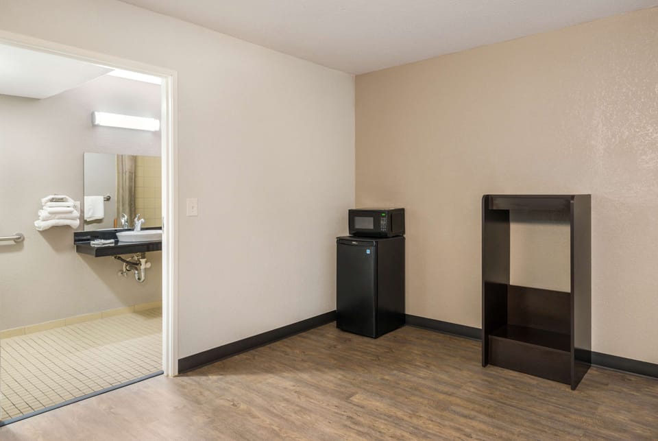 Standard Room, 1 Queen Bed, Accessible, Non Smoking | Accessible bathroom