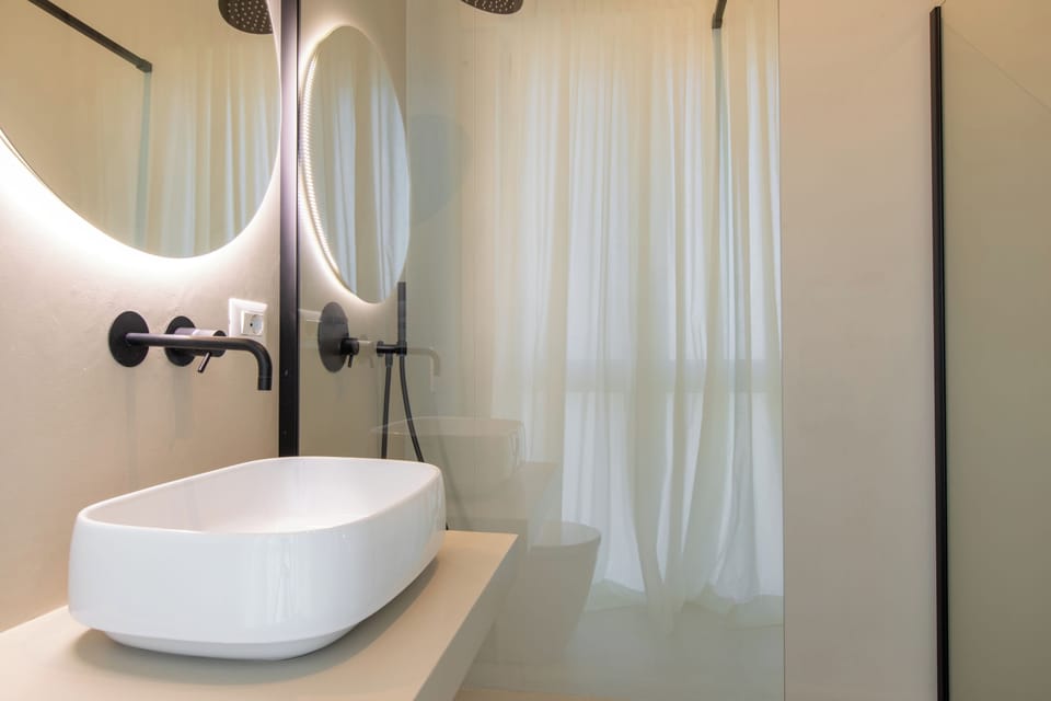 Comfort Room | Bathroom | Shower, hair dryer, bidet, towels