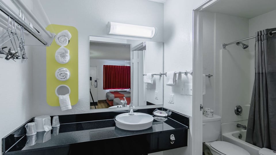 Combined shower/tub, towels