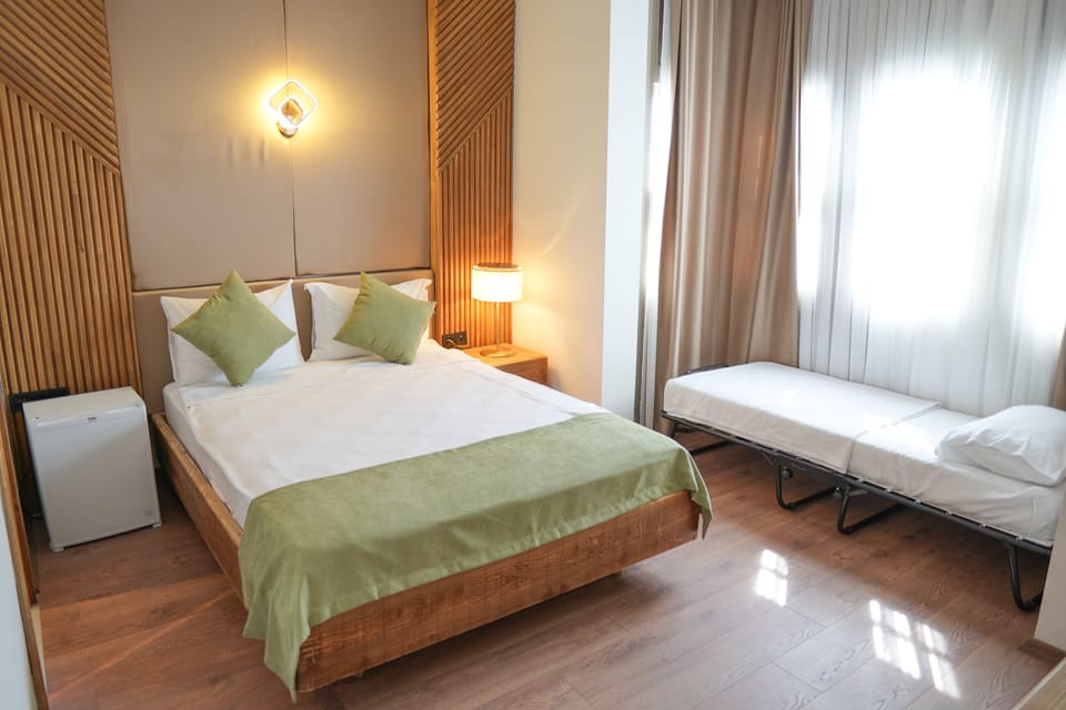 Deluxe Room | Hypo-allergenic bedding, iron/ironing board, free WiFi