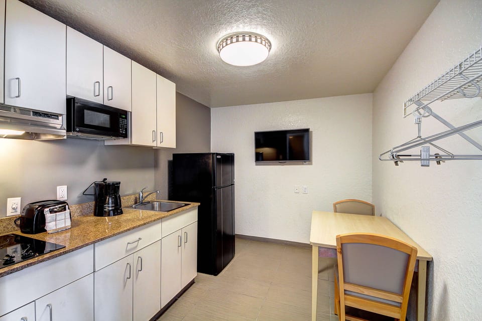 Full-size fridge, microwave, stovetop, coffee/tea maker