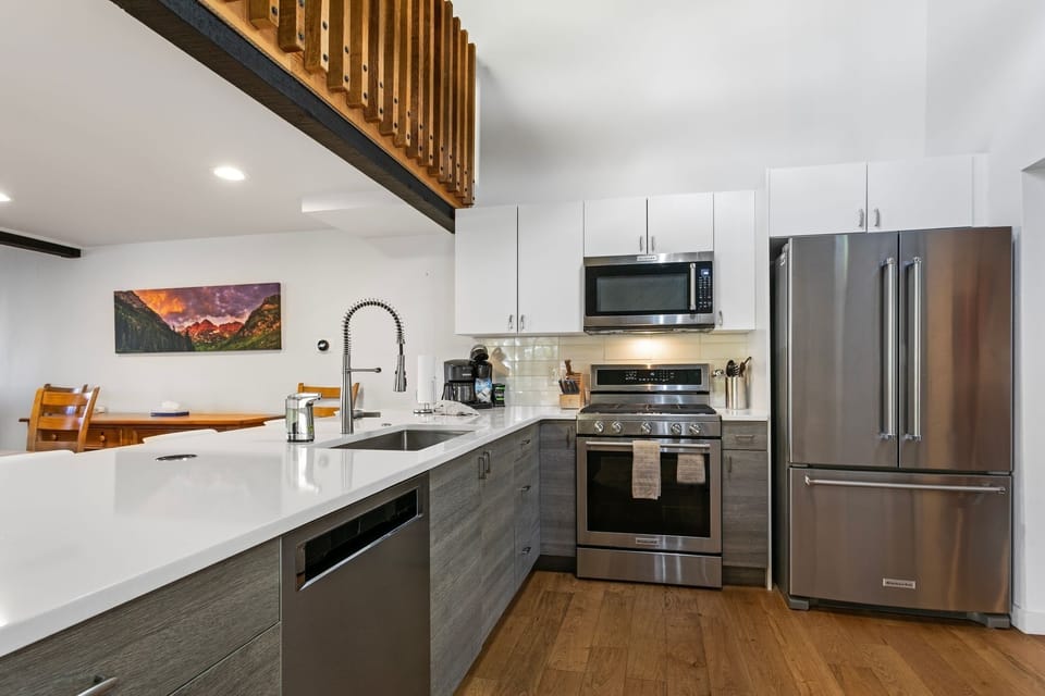 Condo, 3 Bedrooms | Private kitchen | Fridge, oven, coffee/tea maker, toaster